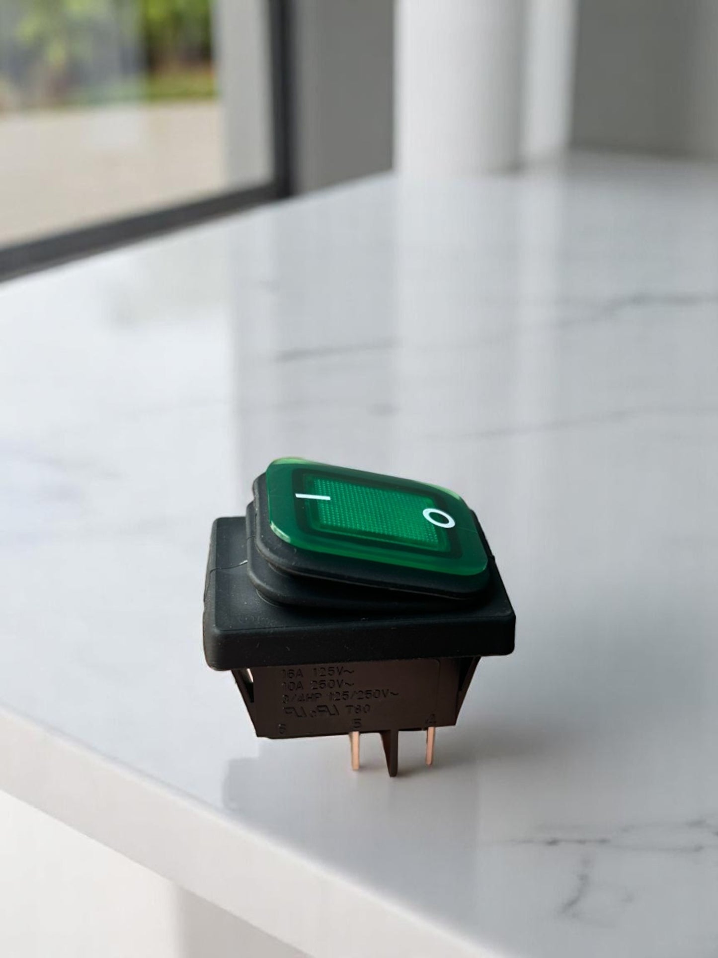 Interruptor bipolar impermeable VERDE luminoso