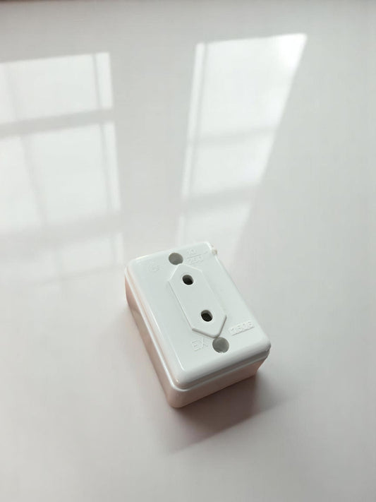 Base schuko de pared en superficie