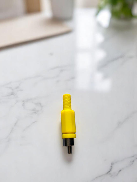 RCA macho amarillo